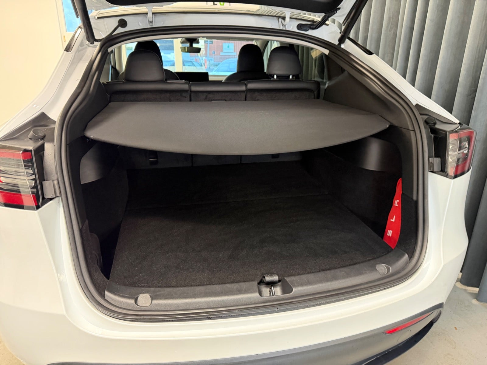 Hvid Tesla Model Y fra 2023