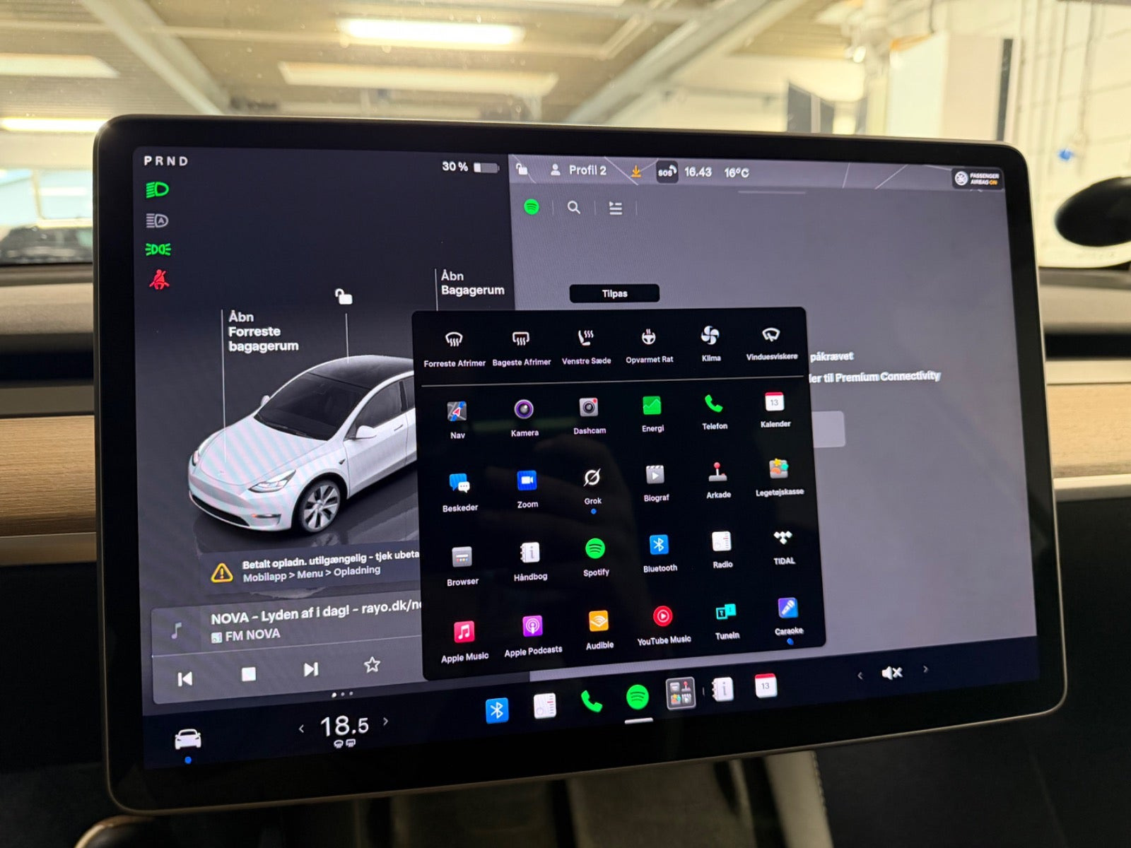Hvid Tesla Model Y fra 2023