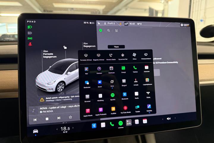Hvid Tesla Model Y fra 2023