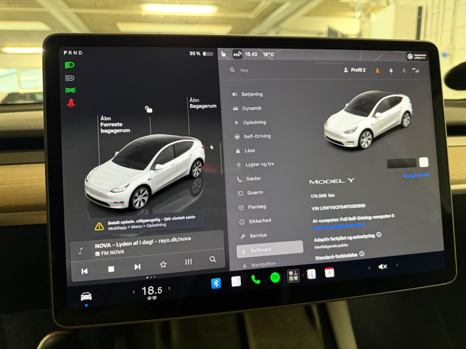 Hvid Tesla Model Y fra 2023