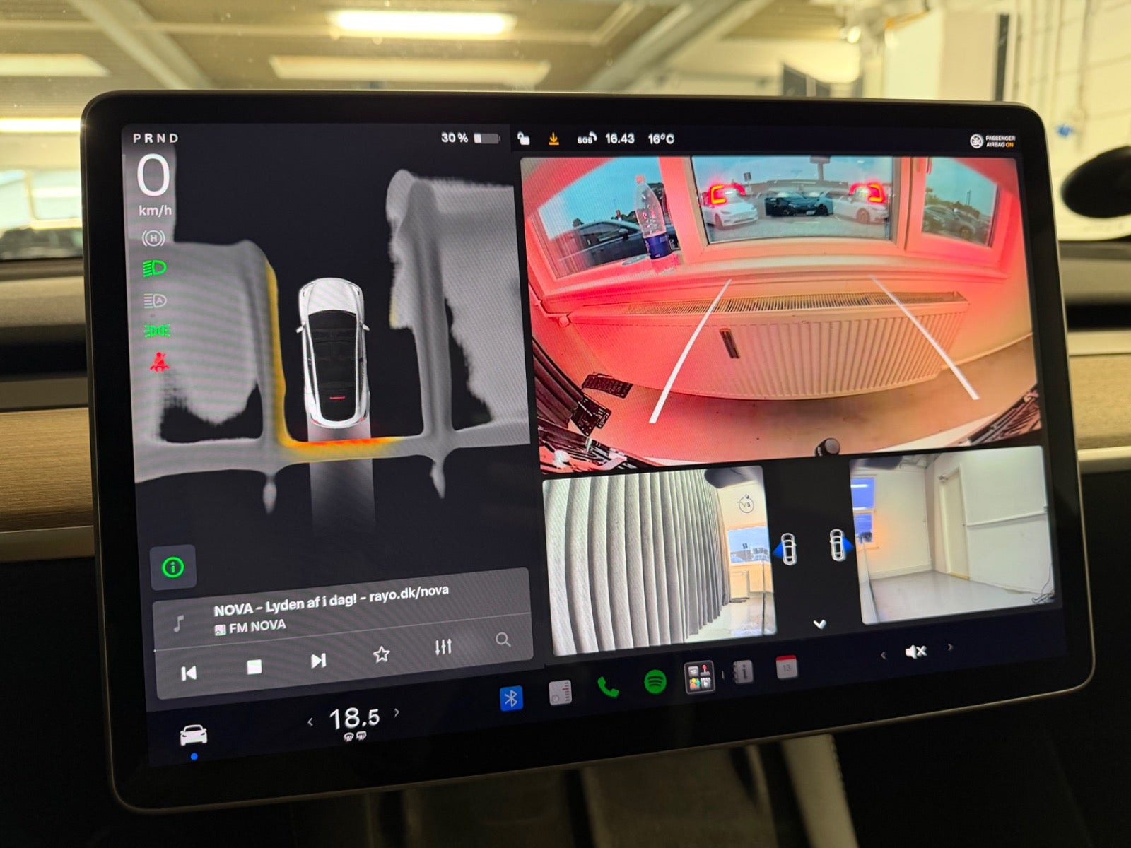 Hvid Tesla Model Y fra 2023