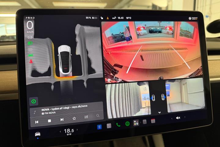 Hvid Tesla Model Y fra 2023