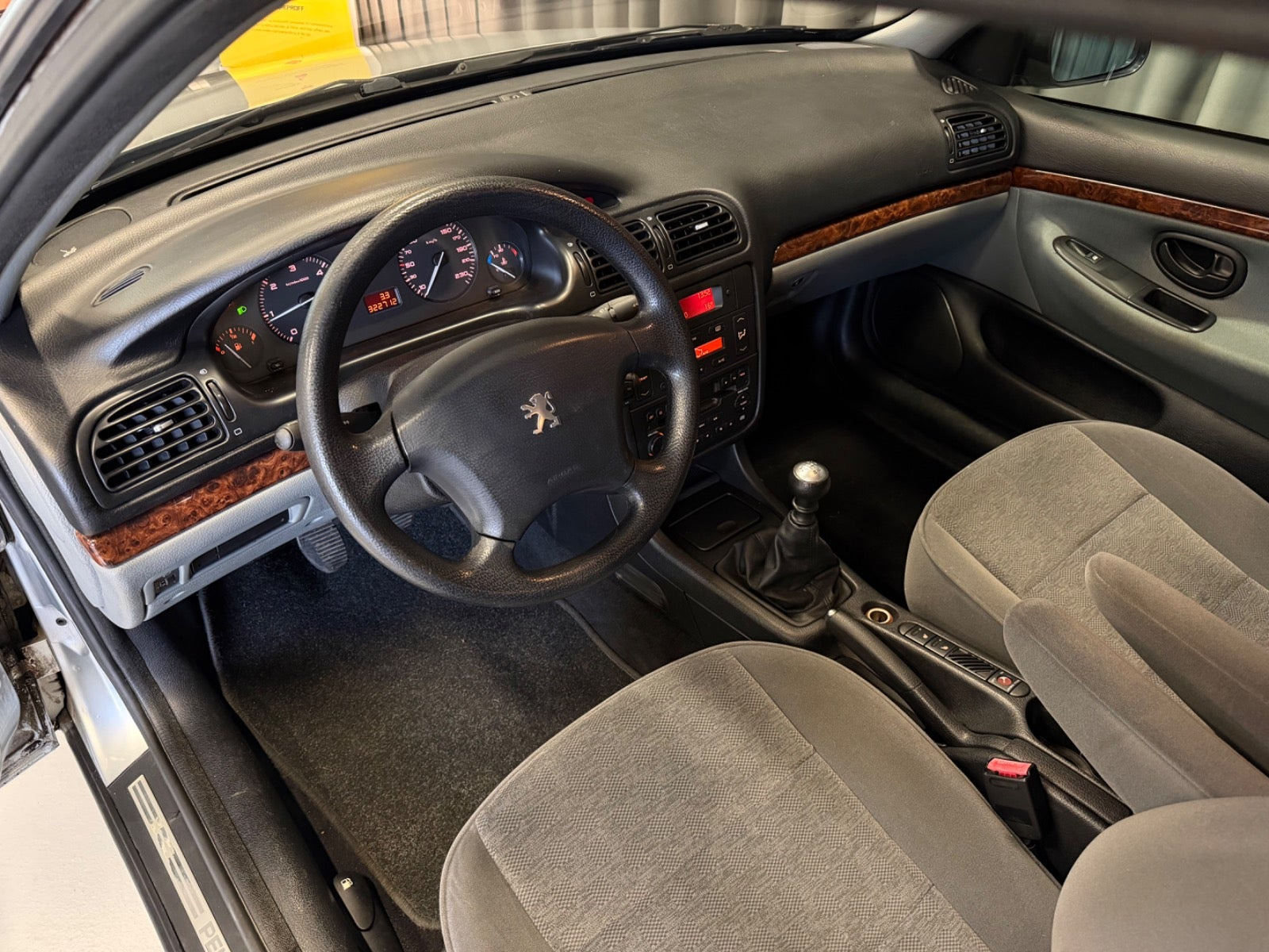 Sølv Peugeot 406 fra 2003