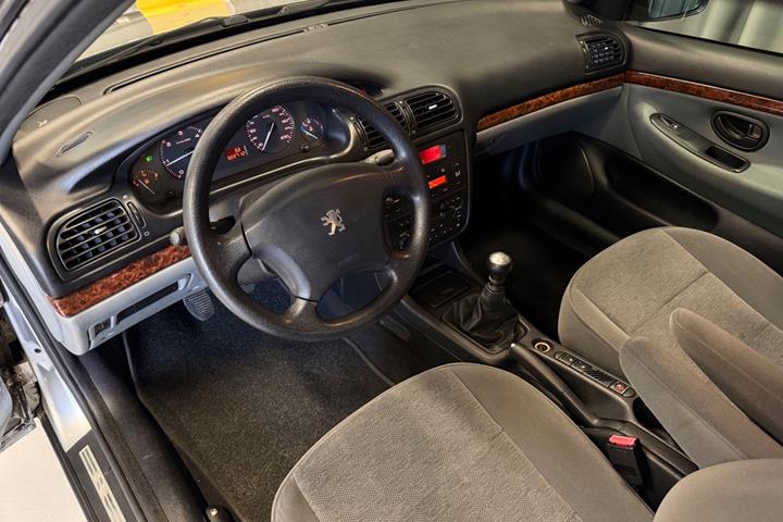 Sølv Peugeot 406 fra 2003