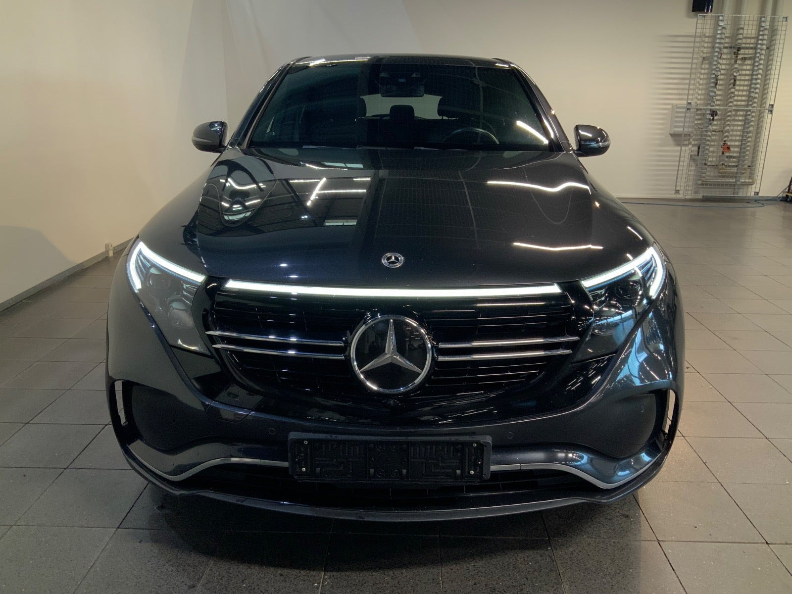 Grå Mercedes EQC400 fra 2021
