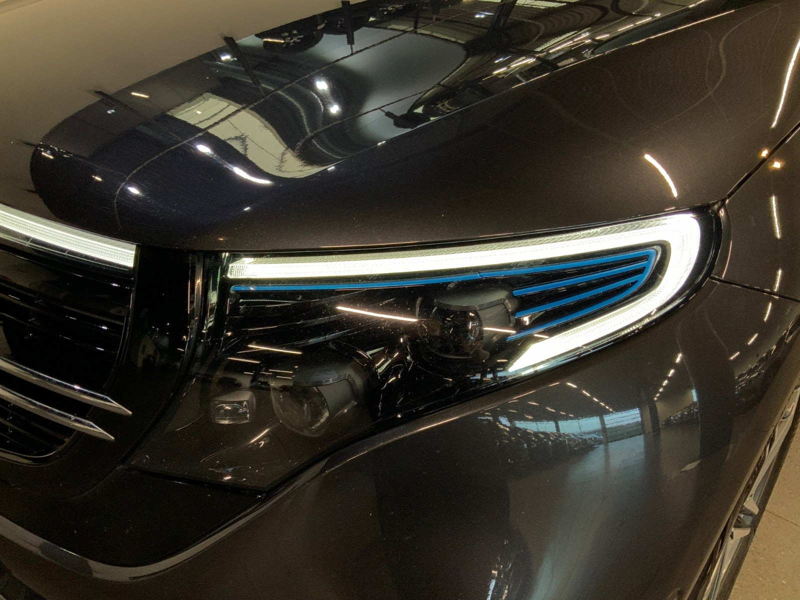 Grå Mercedes EQC400 fra 2021