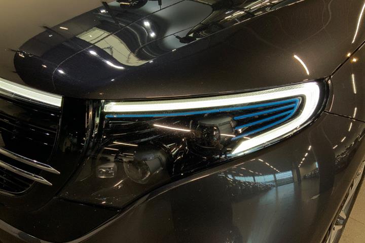 Grå Mercedes EQC400 fra 2021