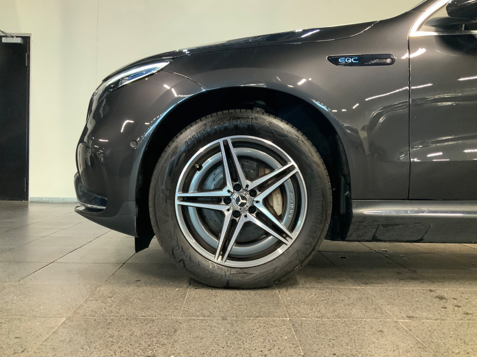 Grå Mercedes EQC400 fra 2021