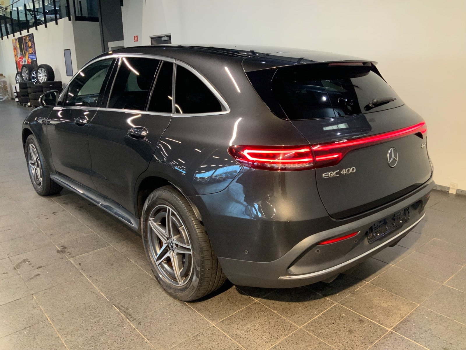 Grå Mercedes EQC400 fra 2021