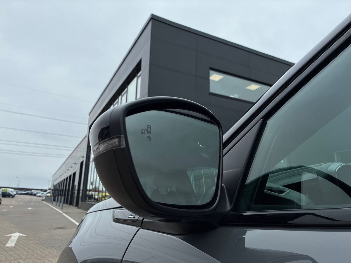 Grå Peugeot e-2008 fra 2025