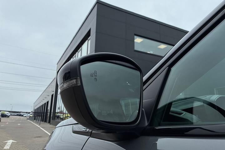 Grå Peugeot e-2008 fra 2025