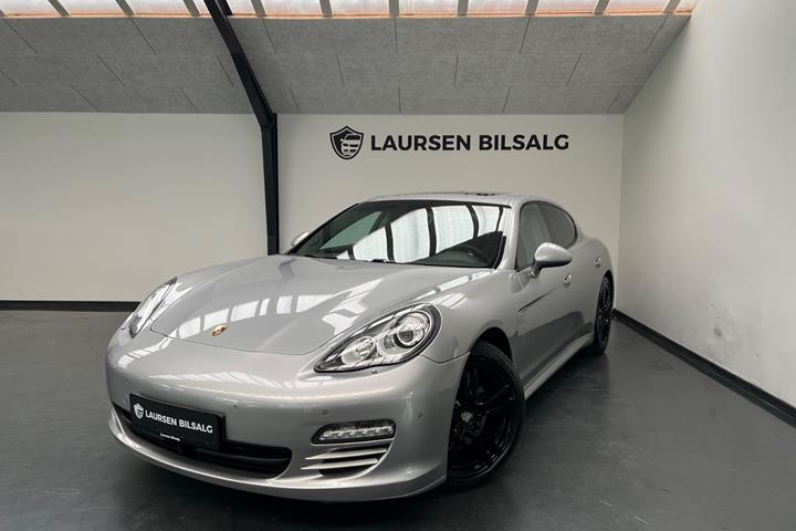 Sølv Porsche Panamera 4S fra 2010