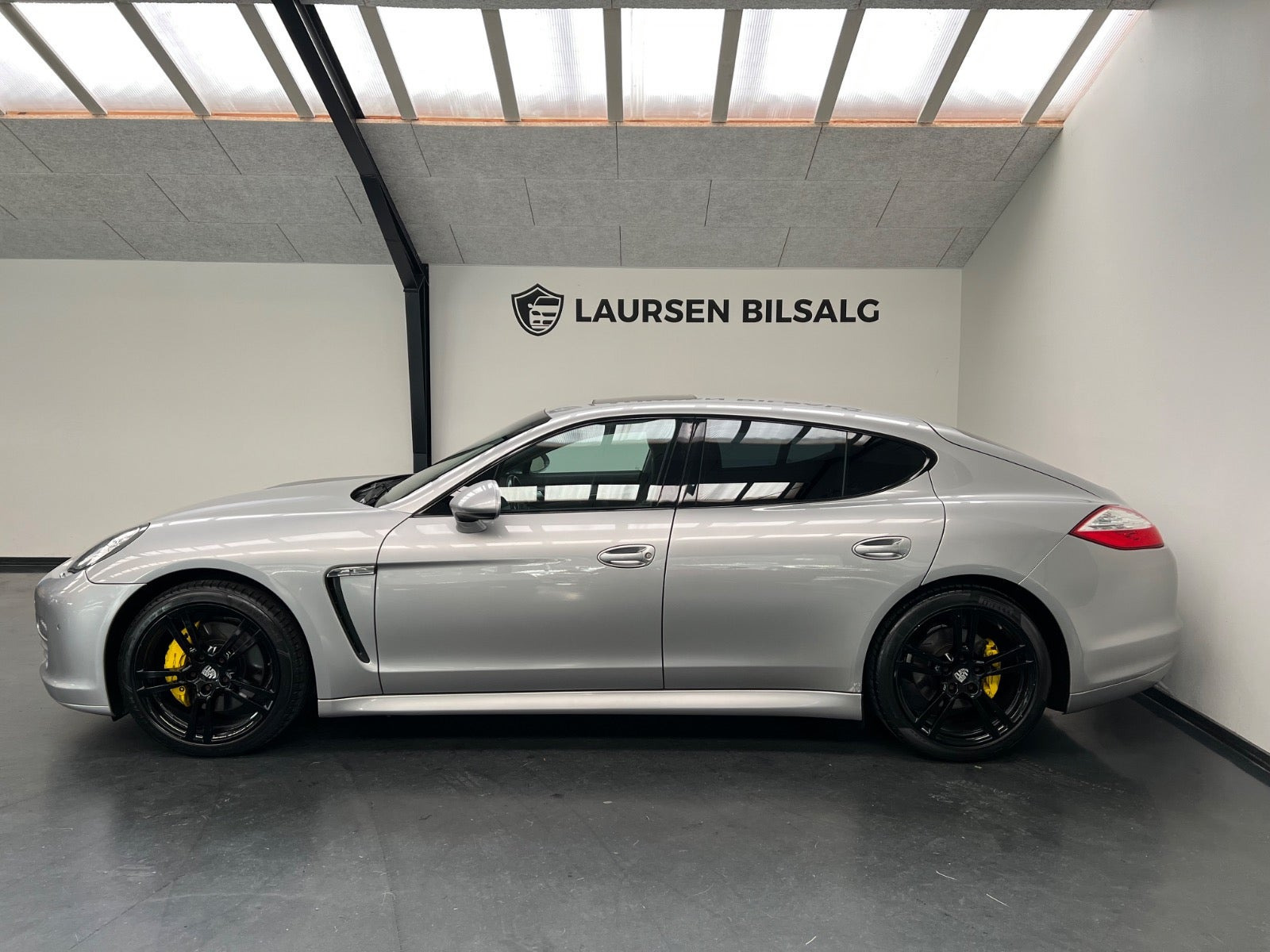 Sølv Porsche Panamera 4S fra 2010