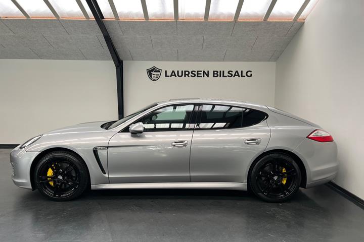 Sølv Porsche Panamera 4S fra 2010