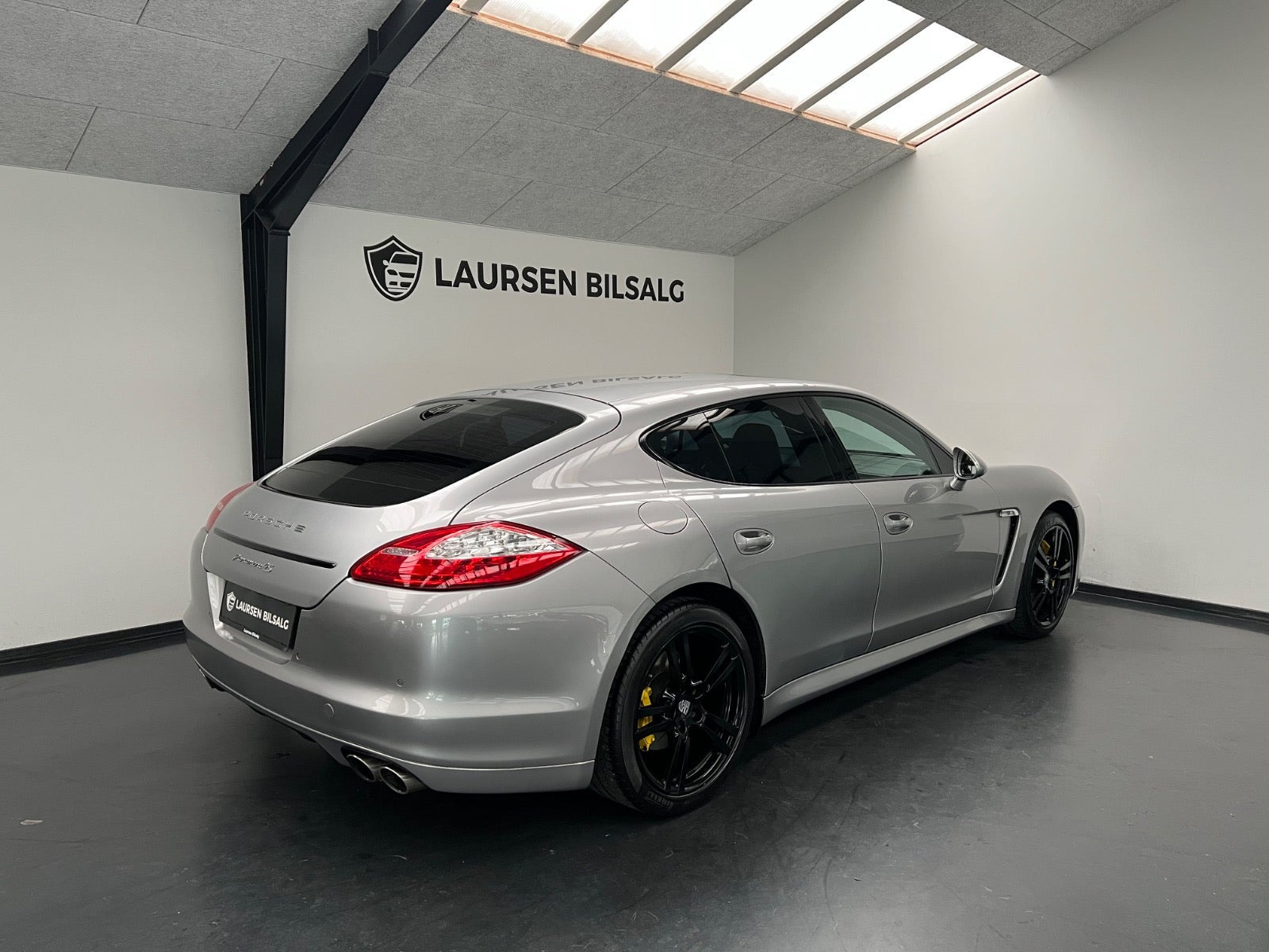 Sølv Porsche Panamera 4S fra 2010