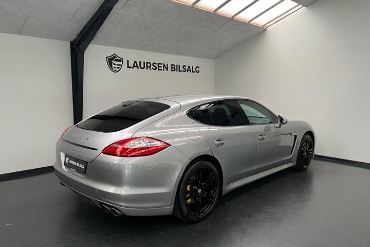 Sølv Porsche Panamera 4S fra 2010