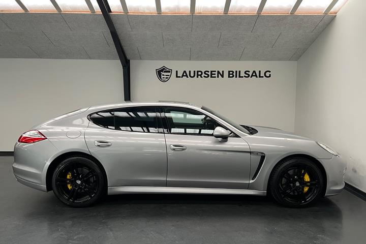 Sølv Porsche Panamera 4S fra 2010