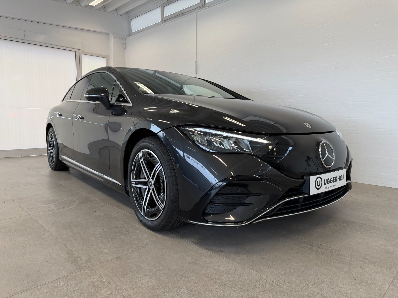 Grå Mercedes EQE350 fra 2023