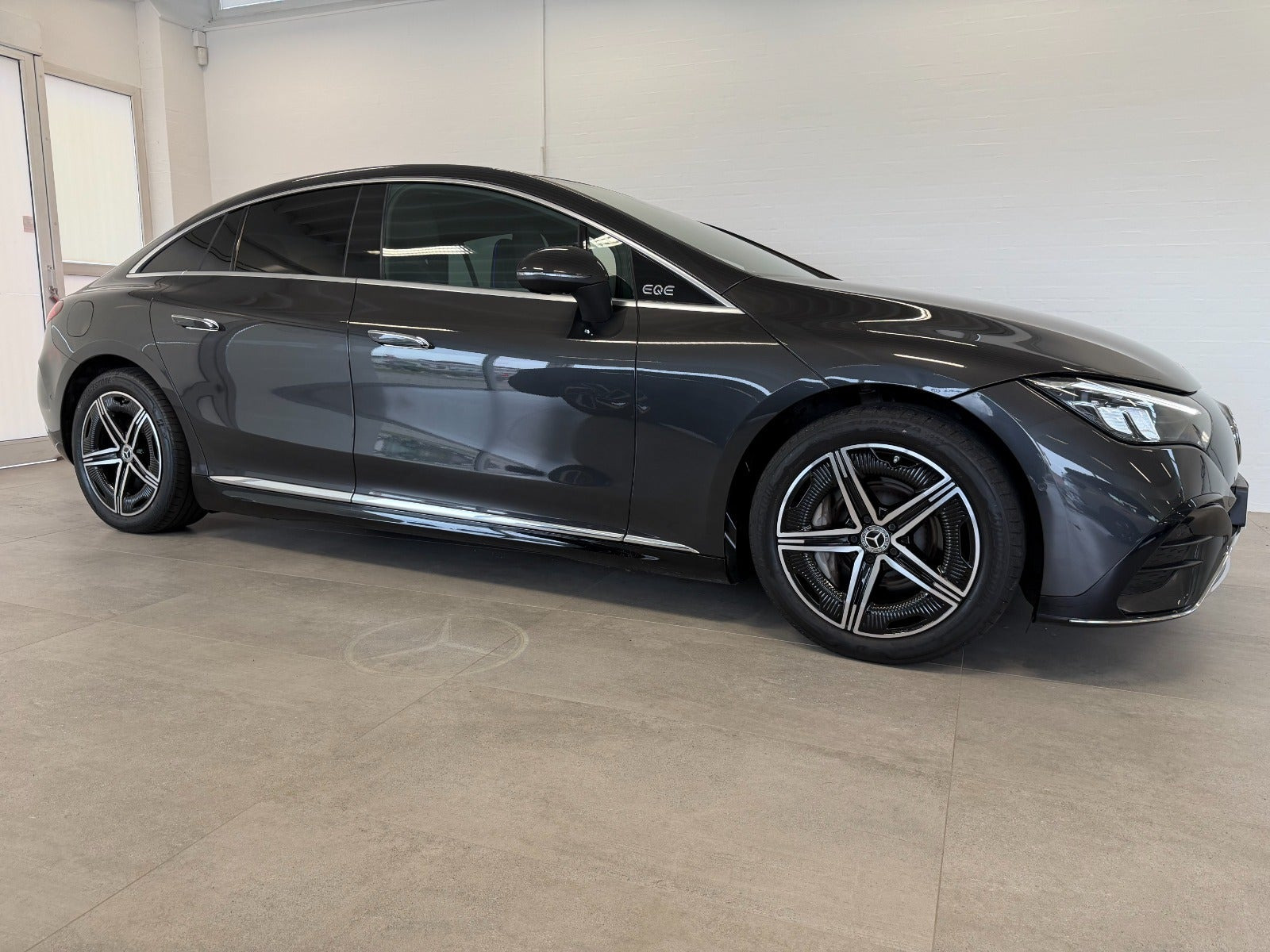 Grå Mercedes EQE350 fra 2023