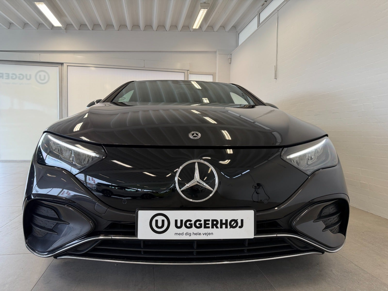 Grå Mercedes EQE350 fra 2023