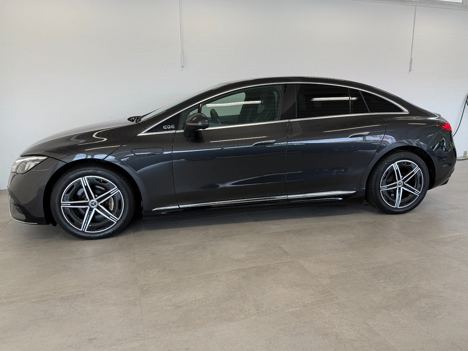 Grå Mercedes EQE350 fra 2023