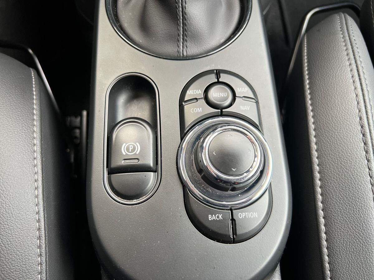 Rød Mini Cooper SE fra 2022