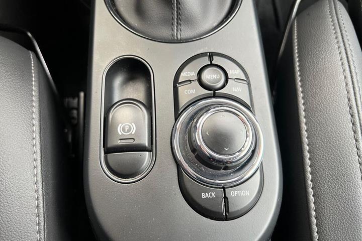 Rød Mini Cooper SE fra 2022