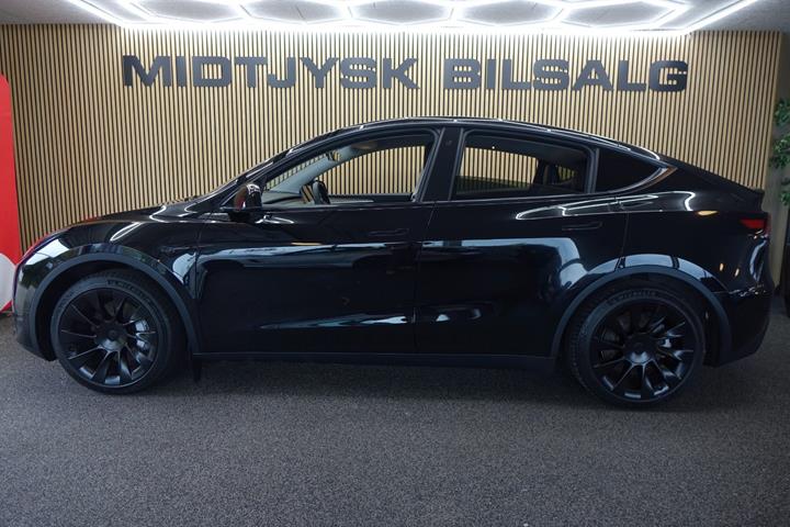 Sort Tesla Model Y fra 2024
