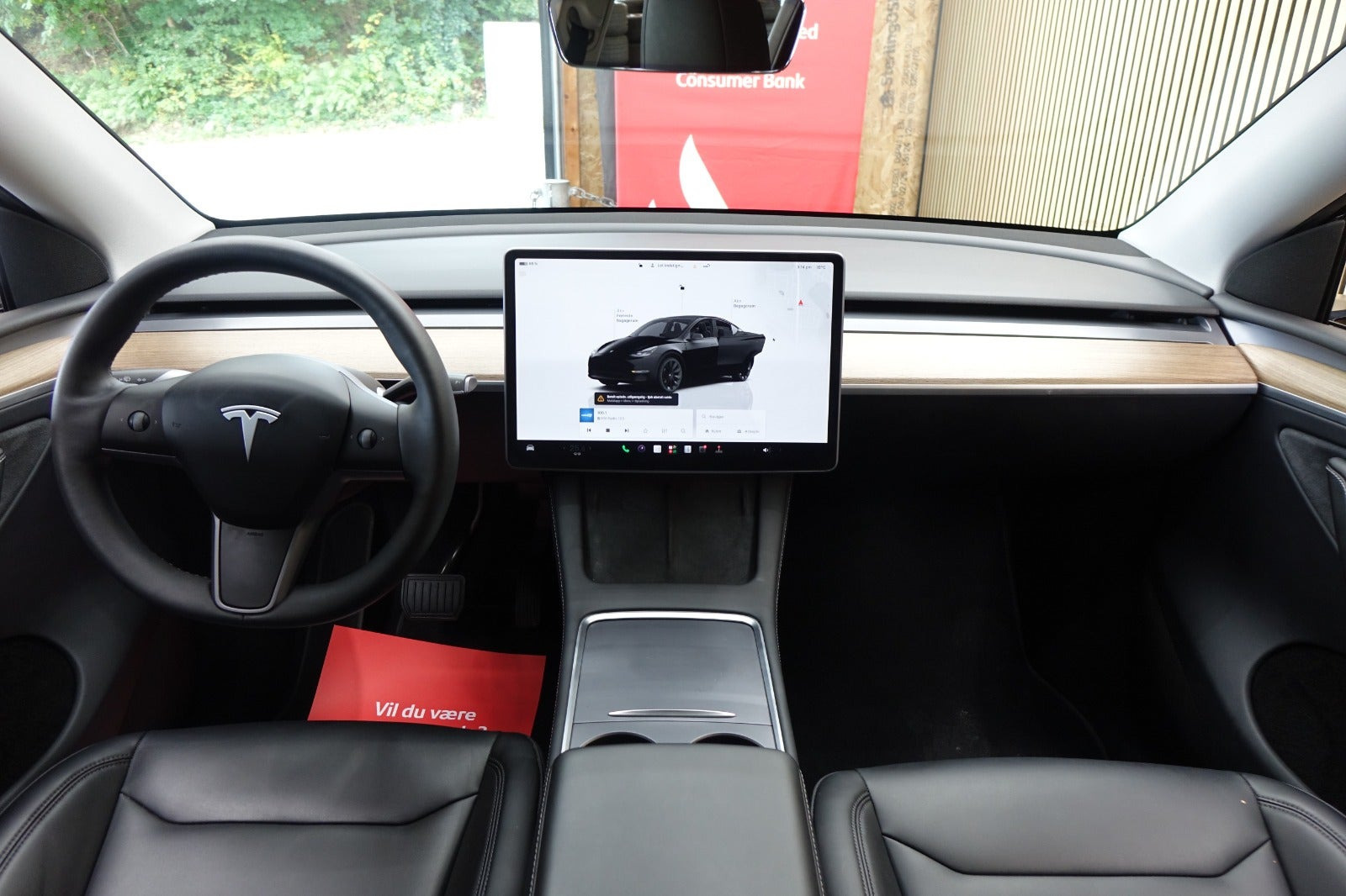 Sort Tesla Model Y fra 2024