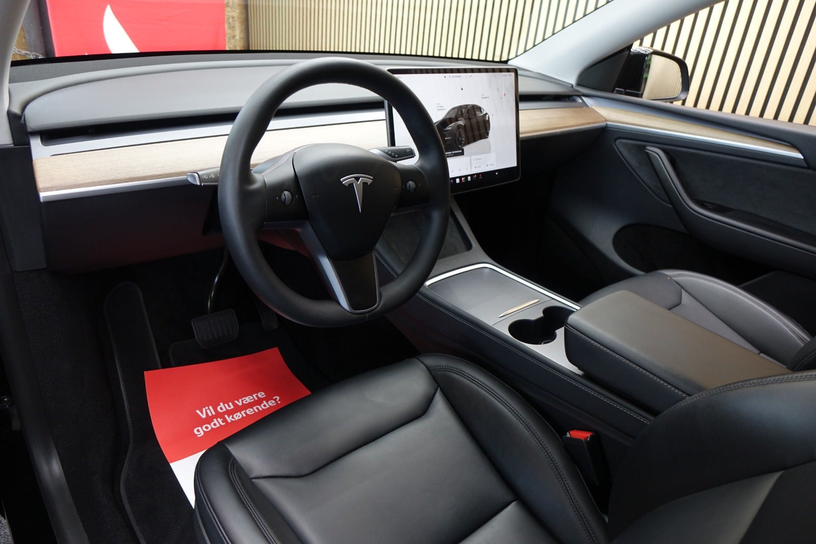 Sort Tesla Model Y fra 2024
