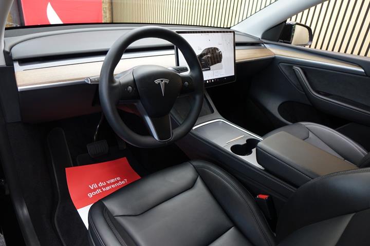 Sort Tesla Model Y fra 2024