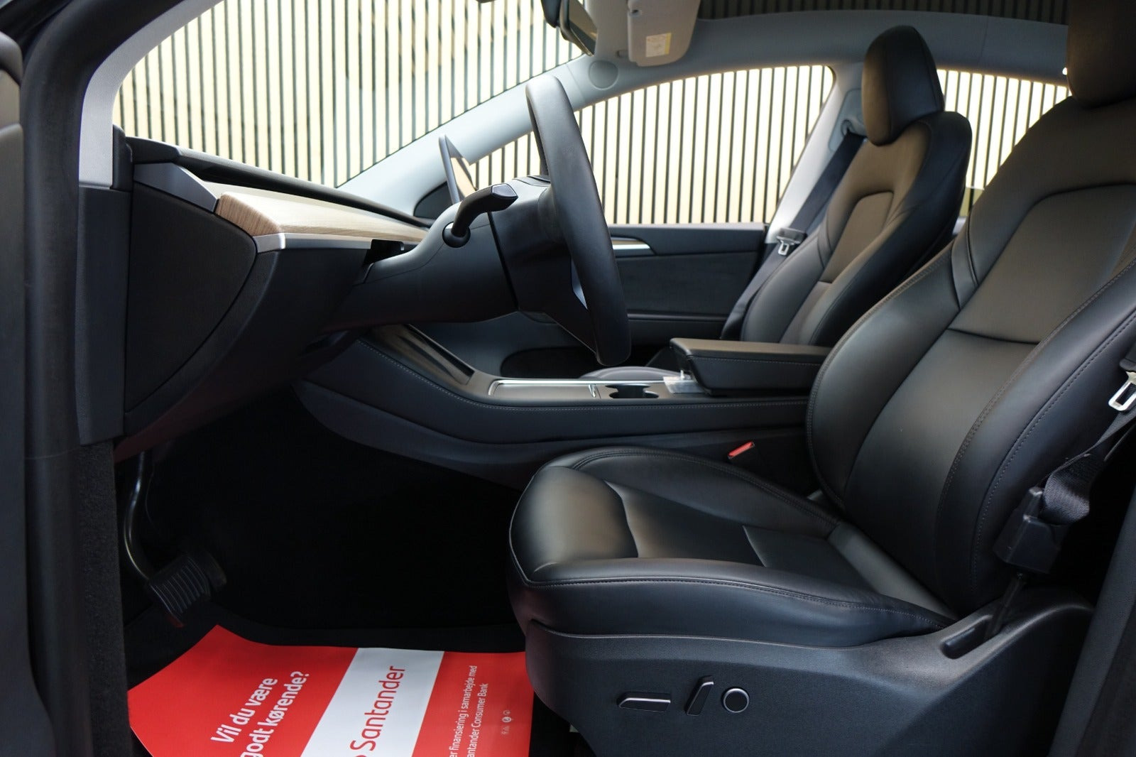 Sort Tesla Model Y fra 2024