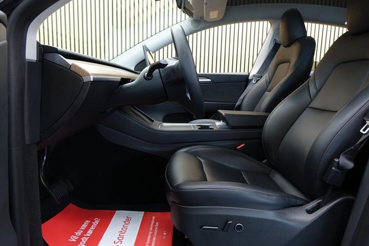 Sort Tesla Model Y fra 2024