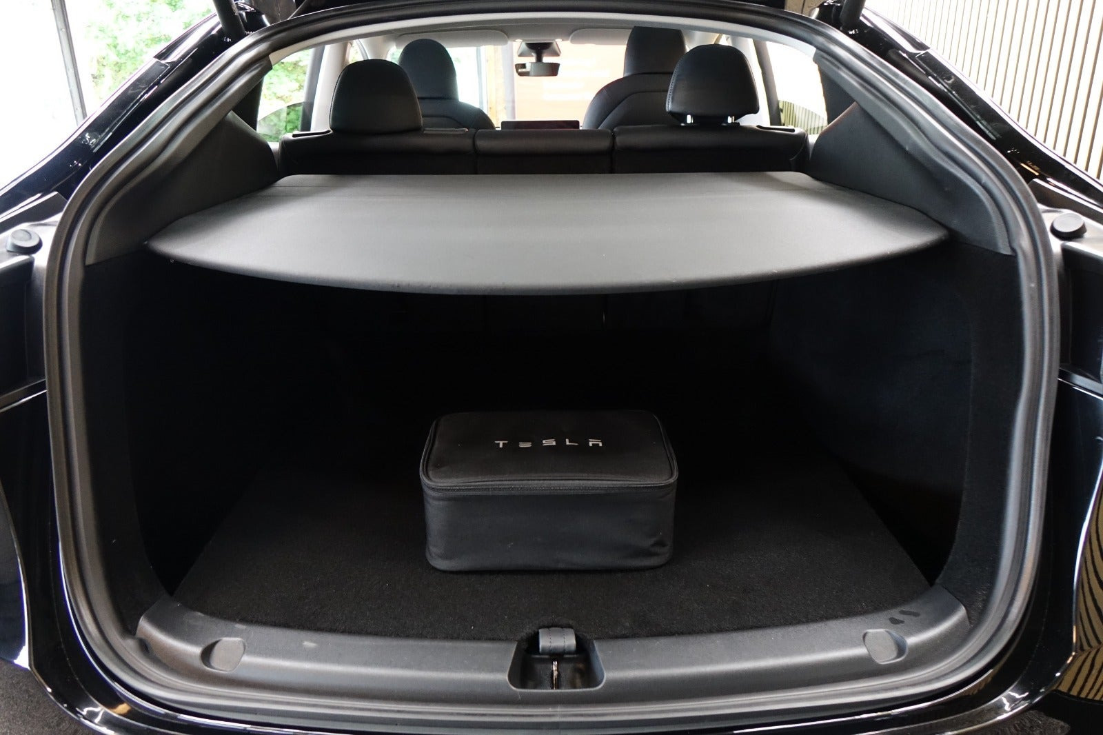 Sort Tesla Model Y fra 2024