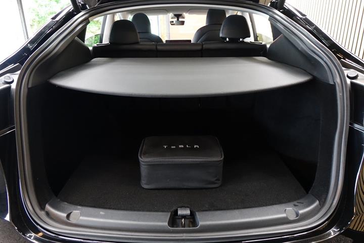 Sort Tesla Model Y fra 2024
