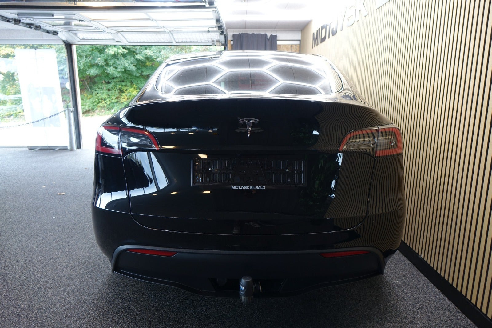 Sort Tesla Model Y fra 2024