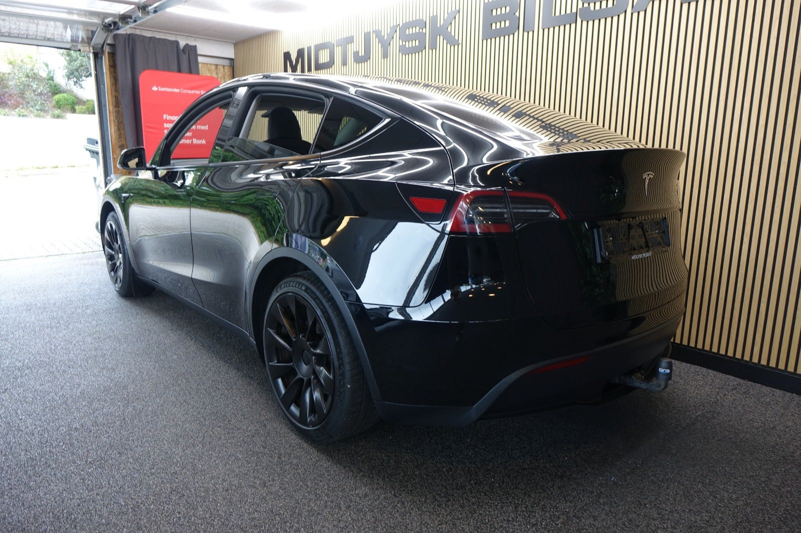 Sort Tesla Model Y fra 2024
