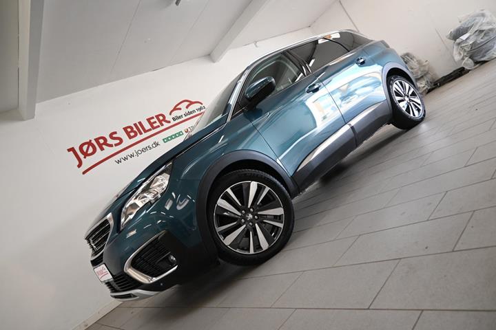 Grøn Peugeot 5008 fra 2020 set udefra