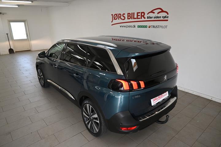 Grøn Peugeot 5008 fra 2020