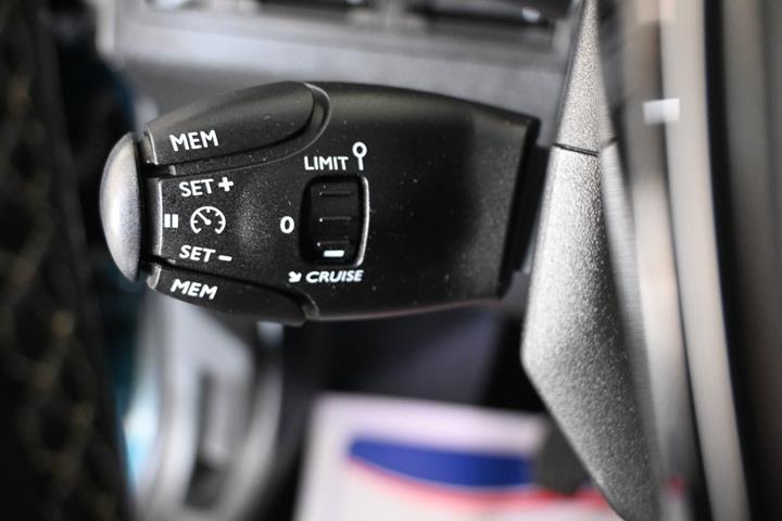 Grøn Peugeot 5008 fra 2020