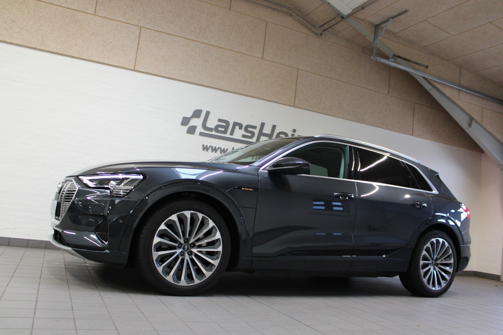 Grå Audi e-tron fra 2023
