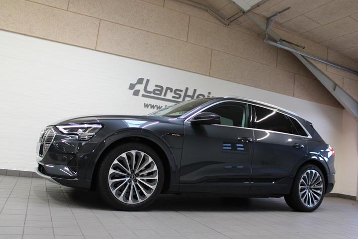 Grå Audi e-tron fra 2023