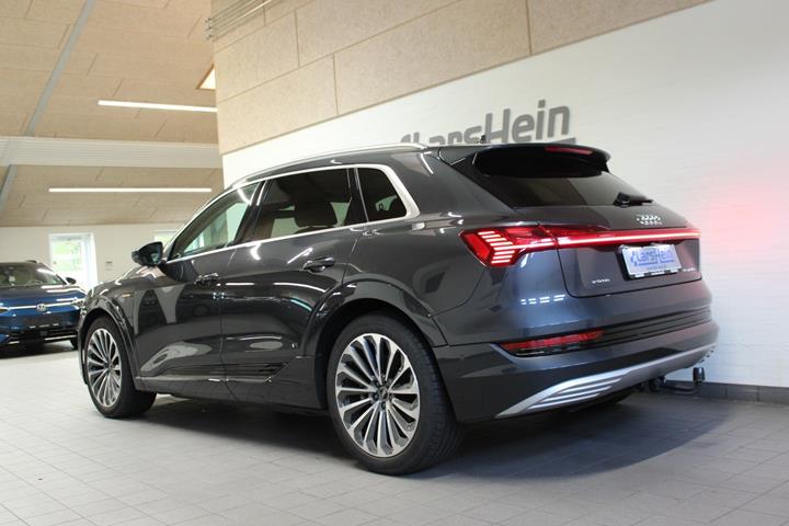 Grå Audi e-tron fra 2023