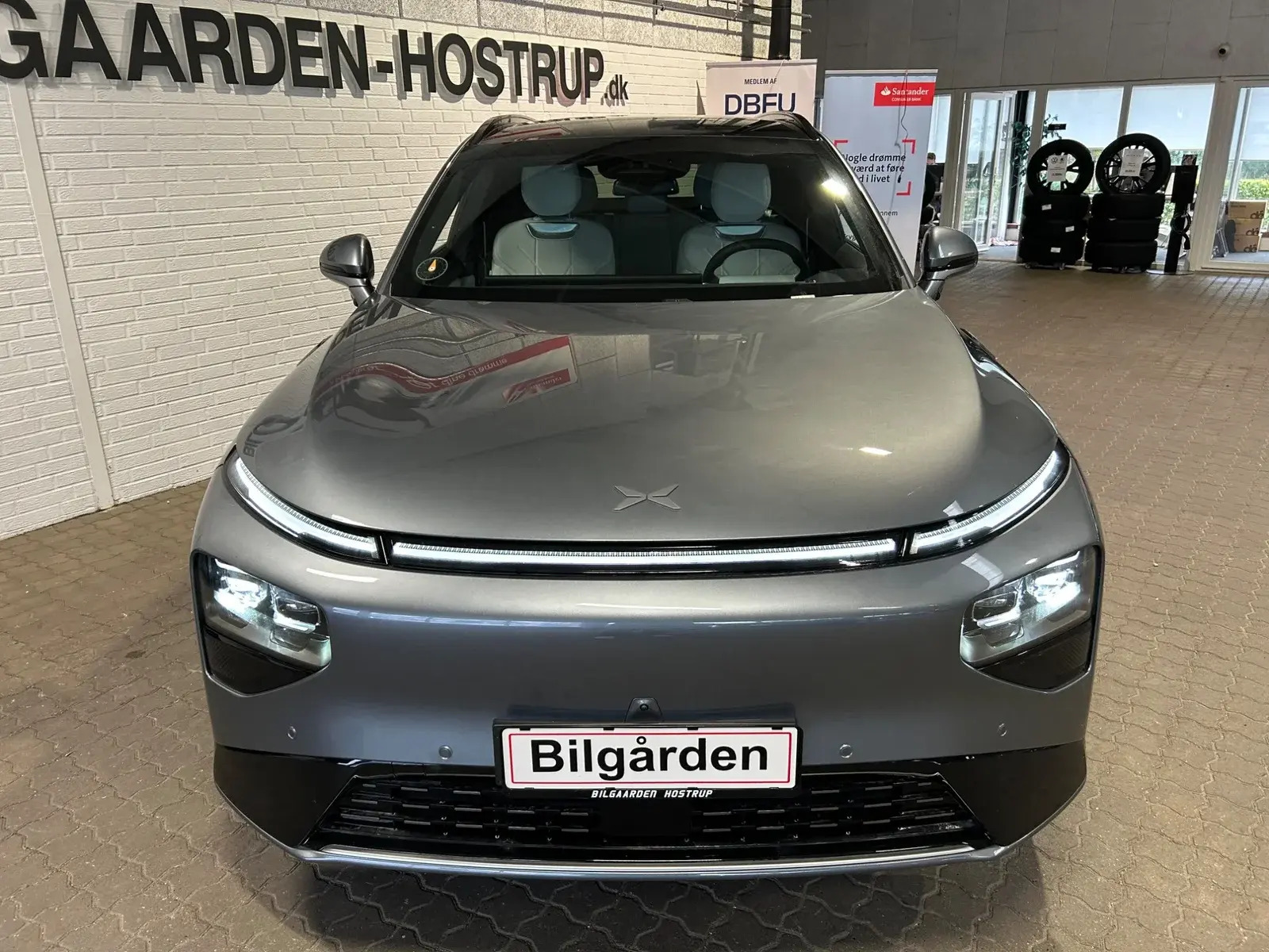 Grå Xpeng G9 fra 2026