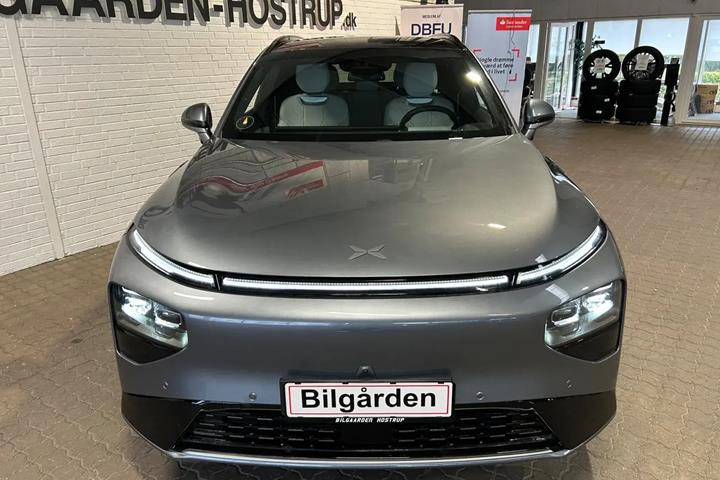 Grå Xpeng G9 fra 2026