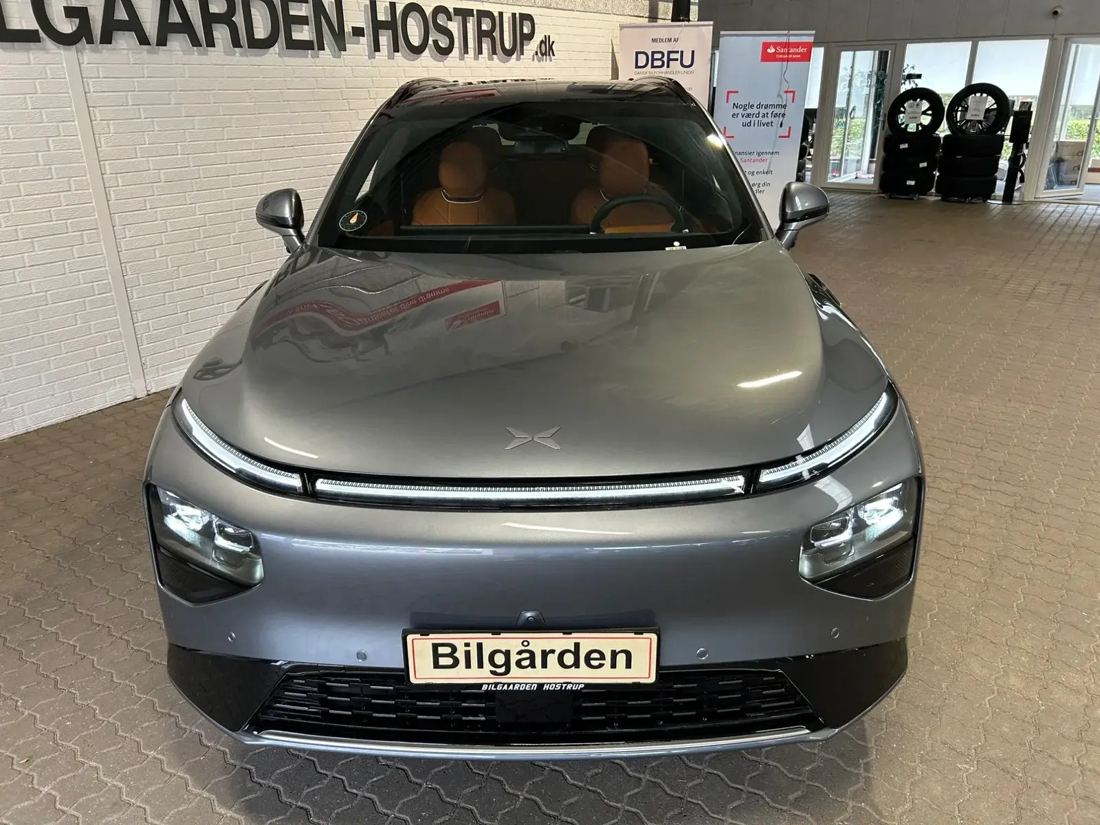 Grå Xpeng G9 fra 2026