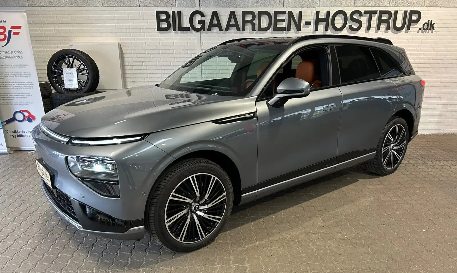 Grå Xpeng G9 fra 2026