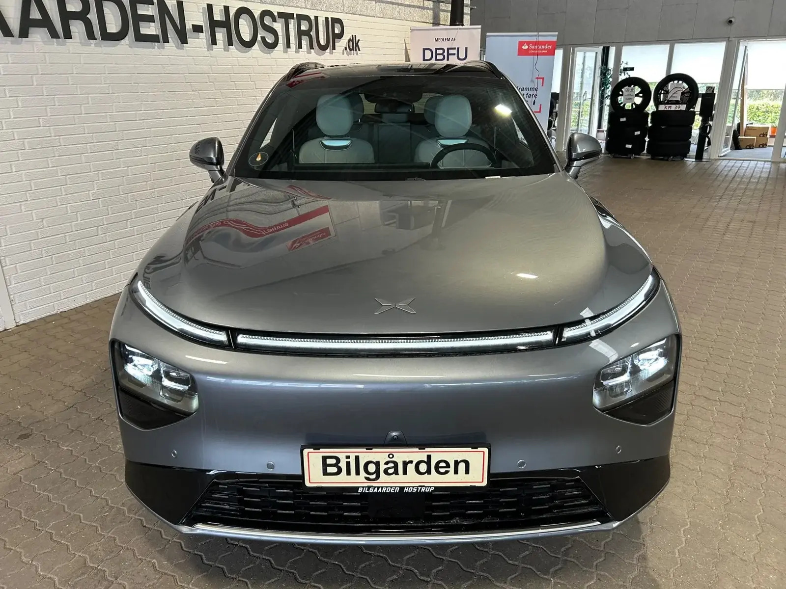 Grå Xpeng G9 fra 2026