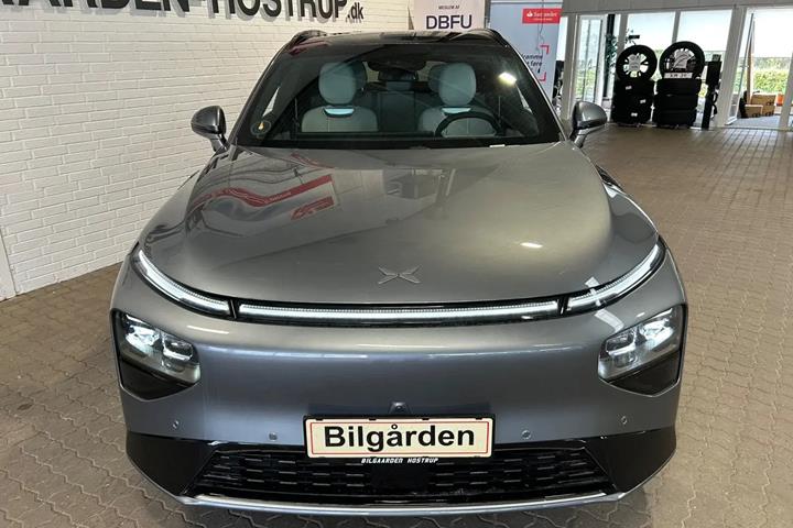 Grå Xpeng G9 fra 2026