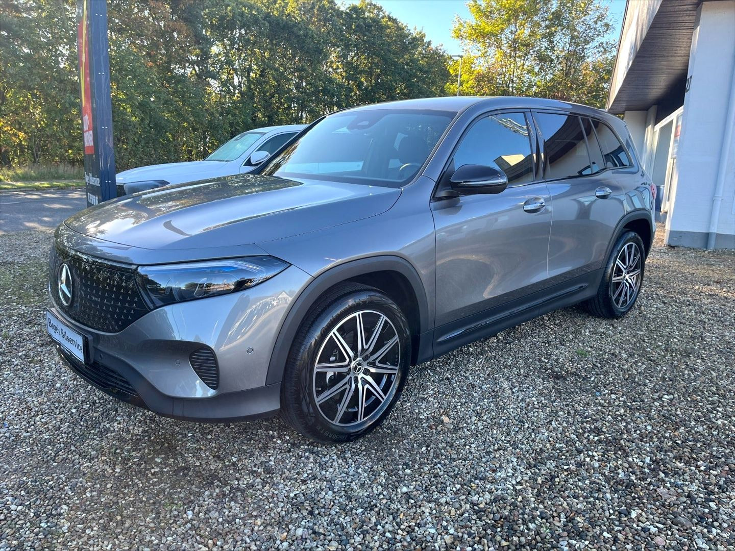 Grå Mercedes EQB250+ fra 2025